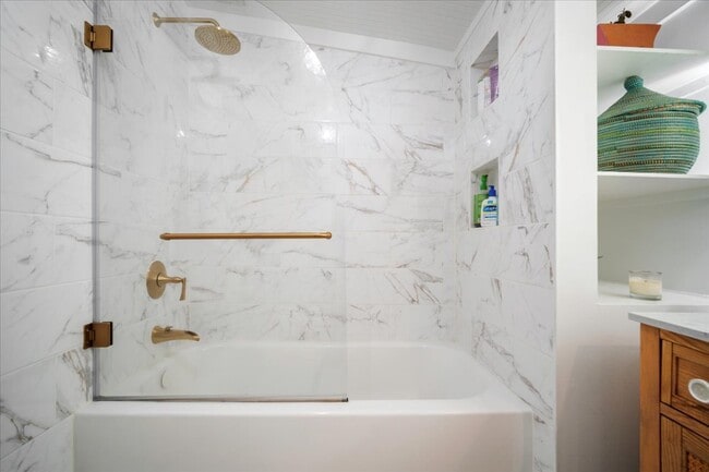 Building Photo - 237 Coming St