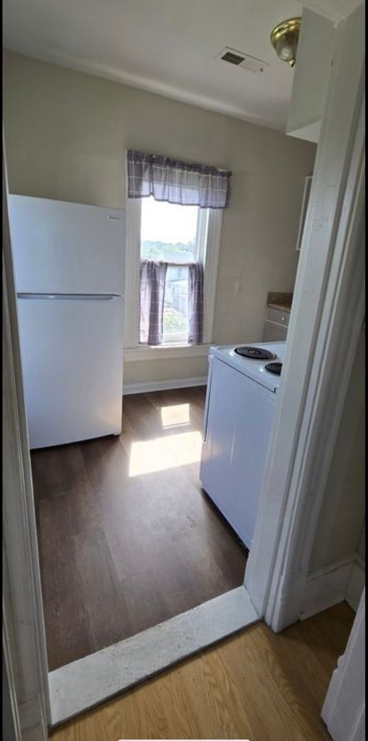 Building Photo - 3 Bedroom || 1 Bathroom Upstairs Duplex Unit