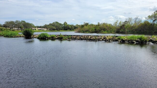 Building Photo - ANNUAL UNFURNISHED 2 bed 2 bath ground flo...