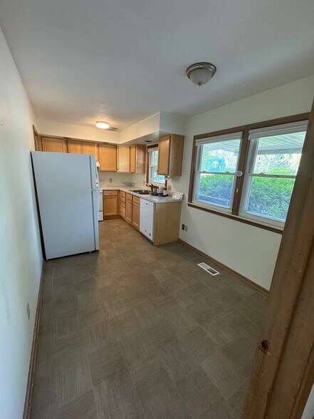 Kitchen - 1500 Woodside Dr