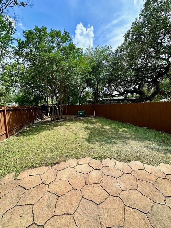 Building Photo - 3 BD/2.5 BATH AVAILABLE FOR IMMEDIATE MOVE...