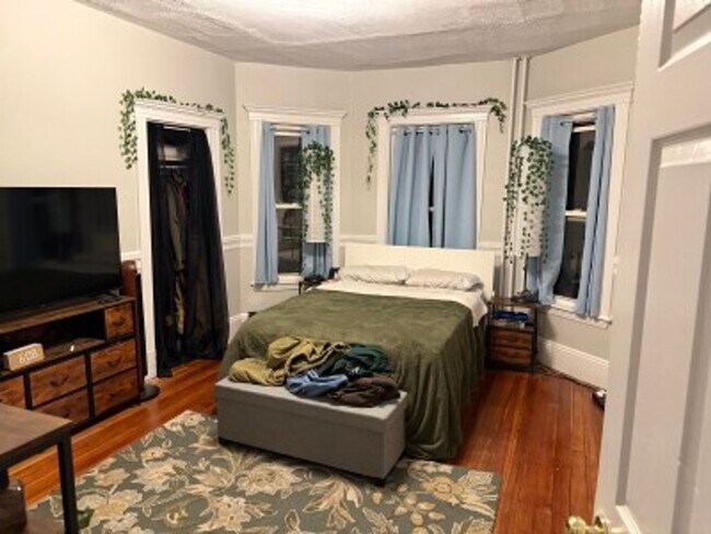 Building Photo - Allston 4.5 Bed  2 Bath - 9/1
