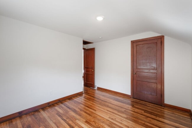 Building Photo - AVAILABLE OCT 1ST!! GORGEOUS & TOTALLY REN...