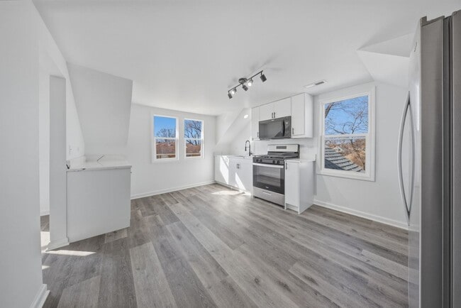 Building Photo - 835 Bishop Ave