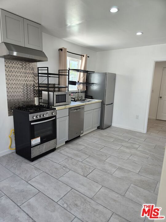 Building Photo - 300 S La Peer Dr