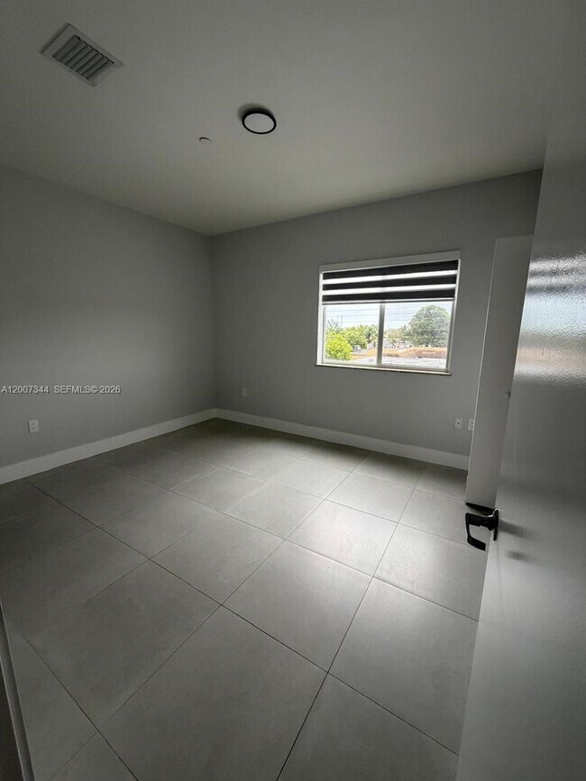 Building Photo - 381 E 50th St