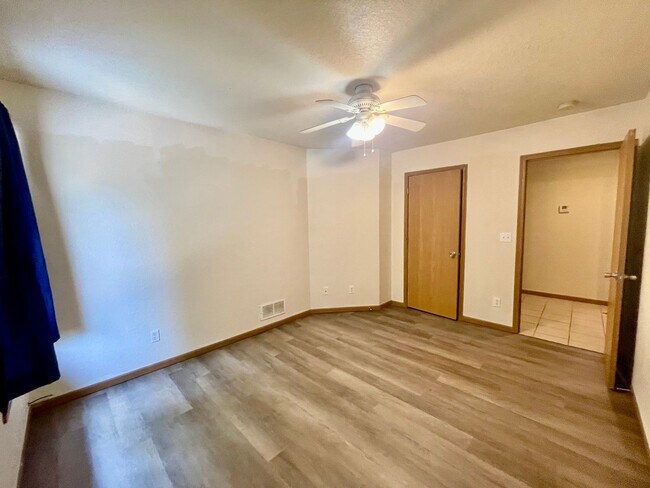 Building Photo - 2 Bedroom 1 bathroom Apartment in Wickliffe