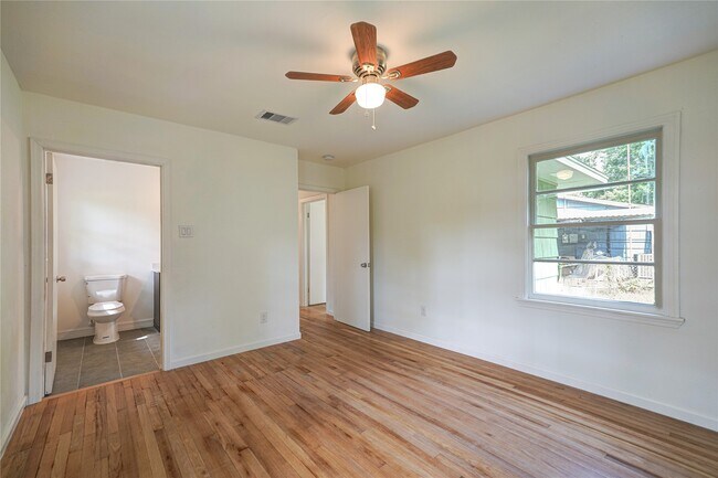 Building Photo - 1319 Elm St