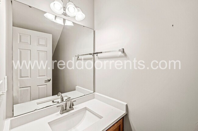 Building Photo - Stylish 2-Bed, 2.5-Bath Home in Prime Loca...
