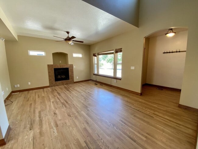 Building Photo - Spacious 4 bed 3.5 Bath in Maple Hill!