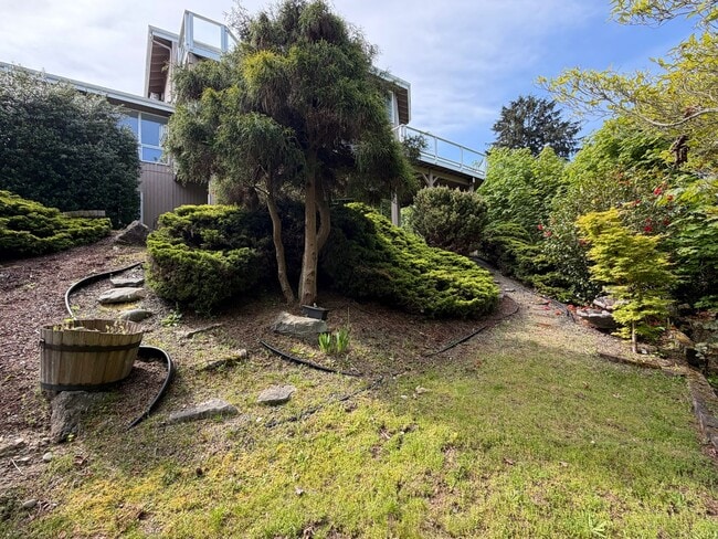 Building Photo - 3695 Sqft. Redondo home near Puget Sound!