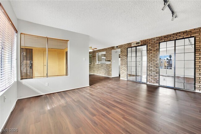 Building Photo - 1417 Hialeah Dr