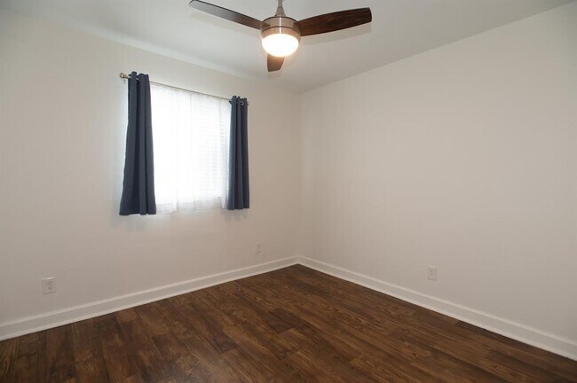 Building Photo - 2401 Manor Rd