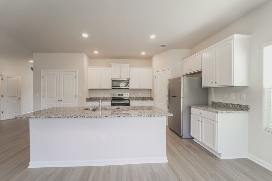 Building Photo - 6405 Lowe Ln