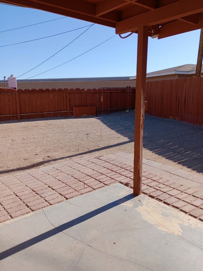 Building Photo - 1208 E Virginia Way