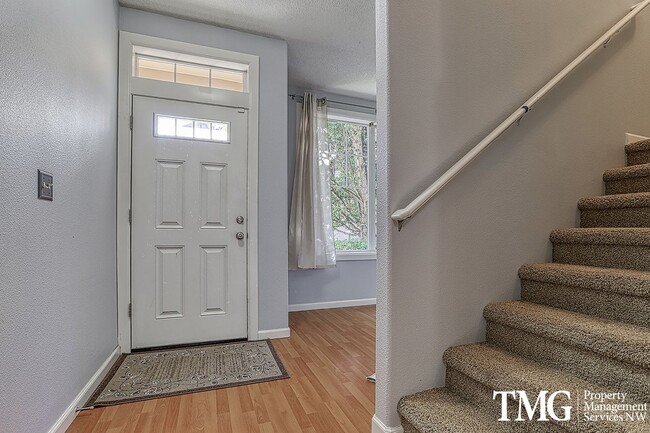 Building Photo - Lovely 3 Bed 2.5 Bath Home in Minnehaha Neighborhood!