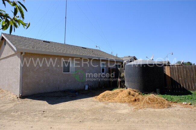 Building Photo - 15290 Sunset Dr