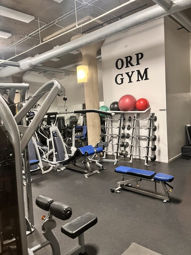 Building Photo - 758 N Larrabee St