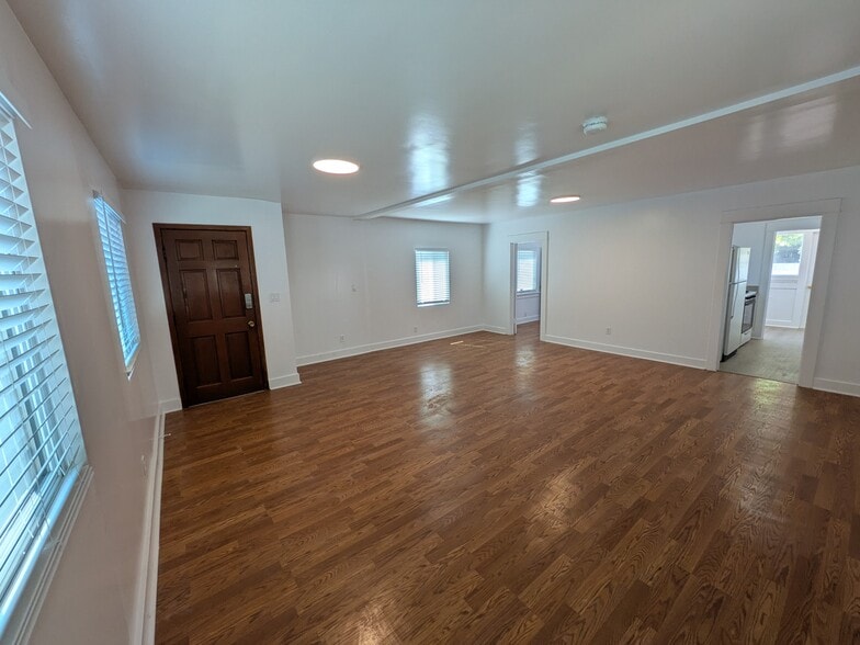 Living room looking at main entry - 1117 Raleigh St