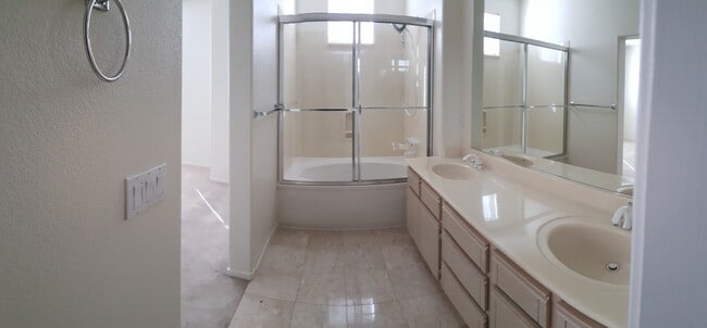 Building Photo - Rare Villagio 2 level townhome with garage and balcony, plus Den