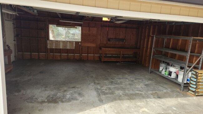 Building Photo - Charming Lake Wildwood Home 3 Bedroom 1 Bath