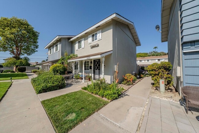 Building Photo - Bright & Airy 2-Bedroom End Unit Townhome
