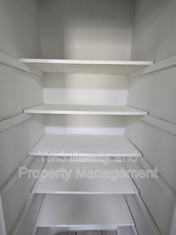 Building Photo - 1602 E Kansas City Rd