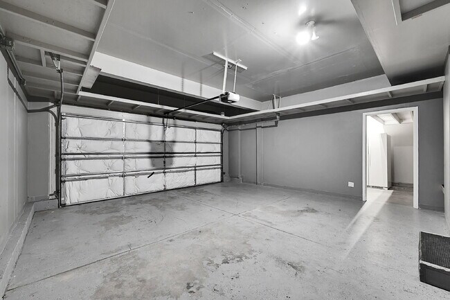 Building Photo - $2,995, 4 bed, 3.5 bath, located in Monume...