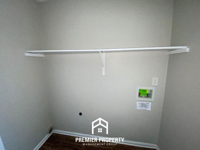 Building Photo - 3999 Hanna Dr