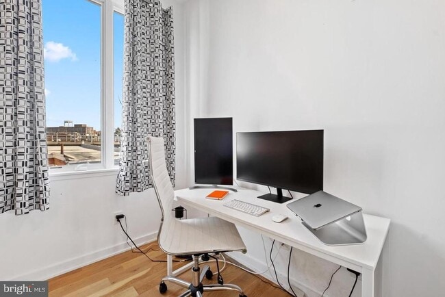 Building Photo - 1617 Hope St