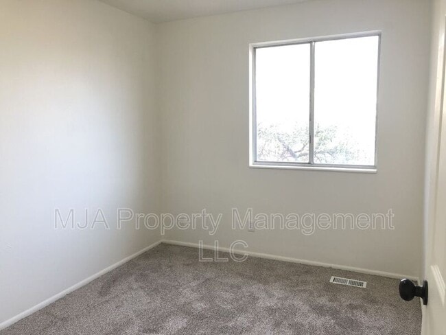 Building Photo - 4936 S La Brea St