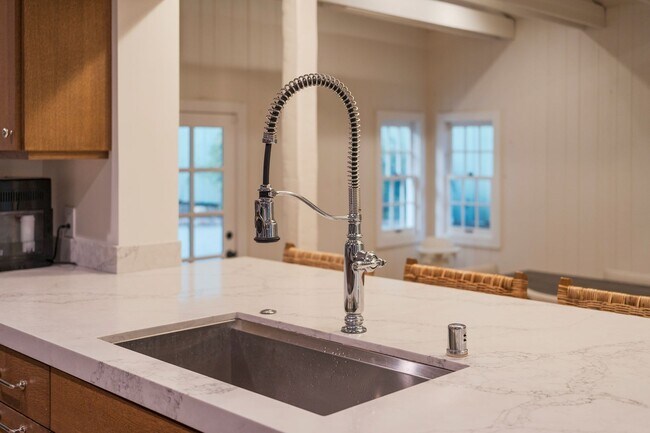 Building Photo - Beautiful Tarzana Rental!
