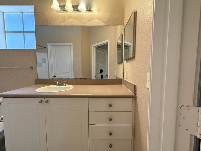 Building Photo - 9301 Crescent Loop Cir