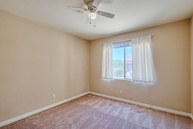 Building Photo - Lynx