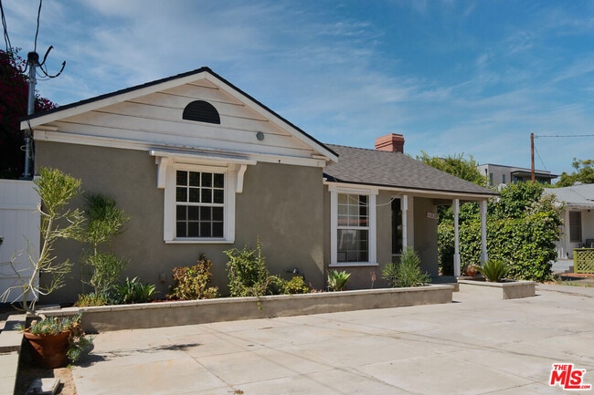 Primary Photo - 10829 Kling St