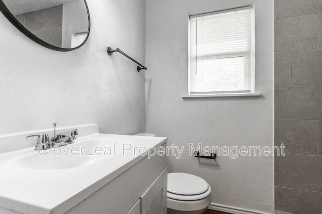 Building Photo - 1002 Sumner Dr