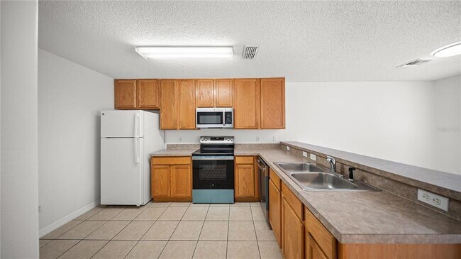 Building Photo - 12649 Somerset Oaks St