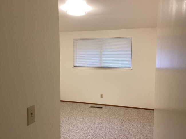 Building Photo - 271 Bowen Ave