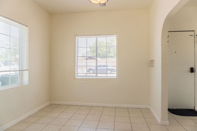 Building Photo - Cozy House