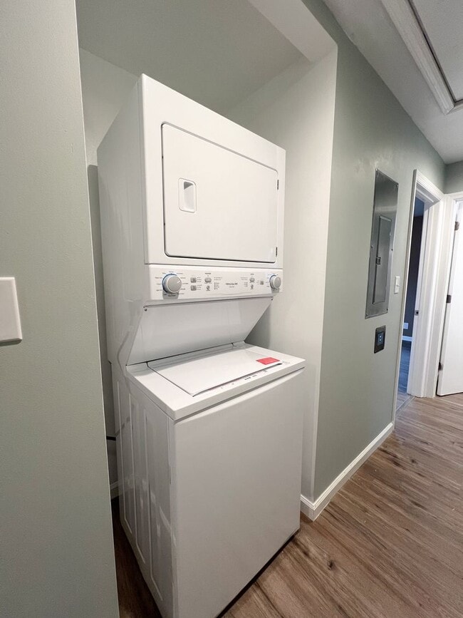 Building Photo - Move-In Special Available! Cozy 3-Bedroom,...