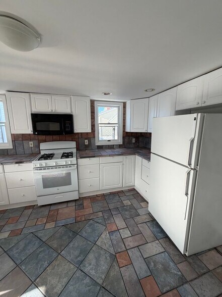 Building Photo - 18 Grove St