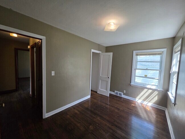 Building Photo - 427 N Henrietta Ave