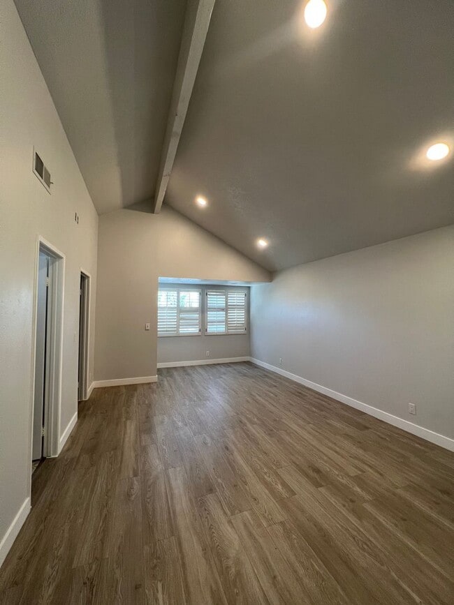 Building Photo - 4 bedroom + loft, 2 1/2 bath - 2 story home in central Simi