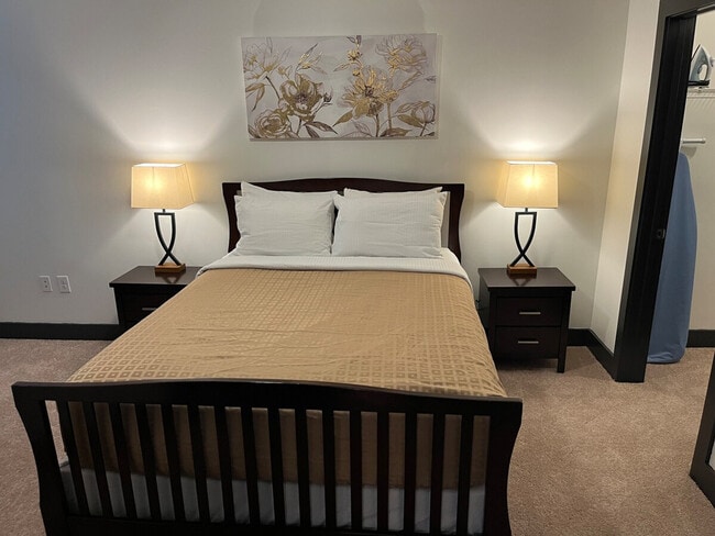 Building Photo - 425 W 5th St