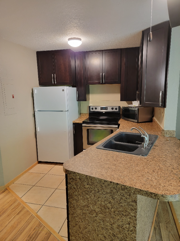 Building Photo - 490 Elm Dr