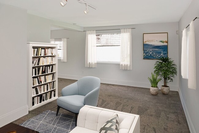 Building Photo - 3 Bed / 1 Bath - Split Level House with Re...