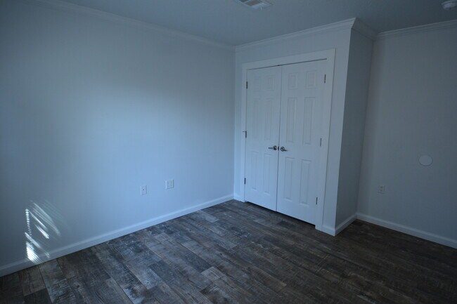 Building Photo - AVAILABLE 6/10/26 Adorable 2 bedroom cottage available long term off 30A! Huge screened in porch ...
