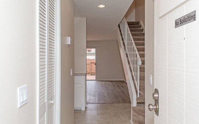 Primary Photo - Great 2 BD Home in the Lake Park Terrace C...