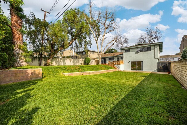 Building Photo - Tri Level 4 bedroom plus Family Room in Yorba Linda