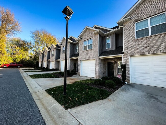 Building Photo - Cozy 3 bedroom, 2 1/2 bathroom townhome in...